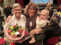 20251121 - Kirsten mit Blumenstrauß zum 80., Petra Bragenitz mit Enkelin Geneviève